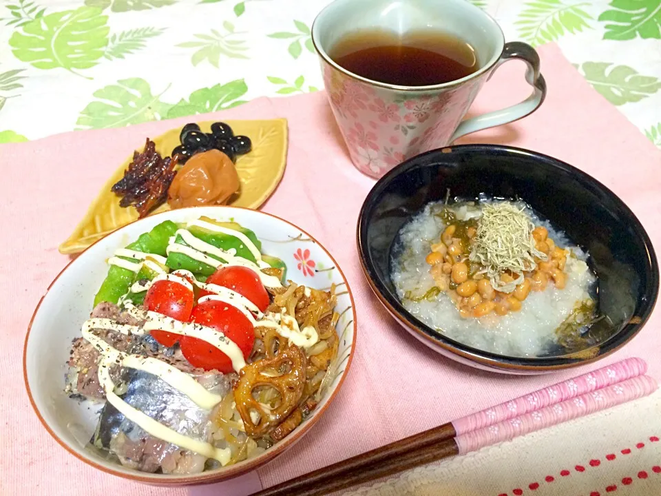 ヘルシーメニュー✨

•鯖缶詰の丼ぶり色々乗せ
•大根のすりおろしとろろ昆布のせ
•付け合わせ（イナゴの佃煮、梅干し、黒豆）

レンコン、しめじ、アボガドをごま油で炒めてみりん、醤油、砂糖で味付け♪
ご飯が進む😋

イナゴの佃煮は一見怖いけど食感がサクサクしていて美味しいですw😁
ご馳走さま！|♥️さん