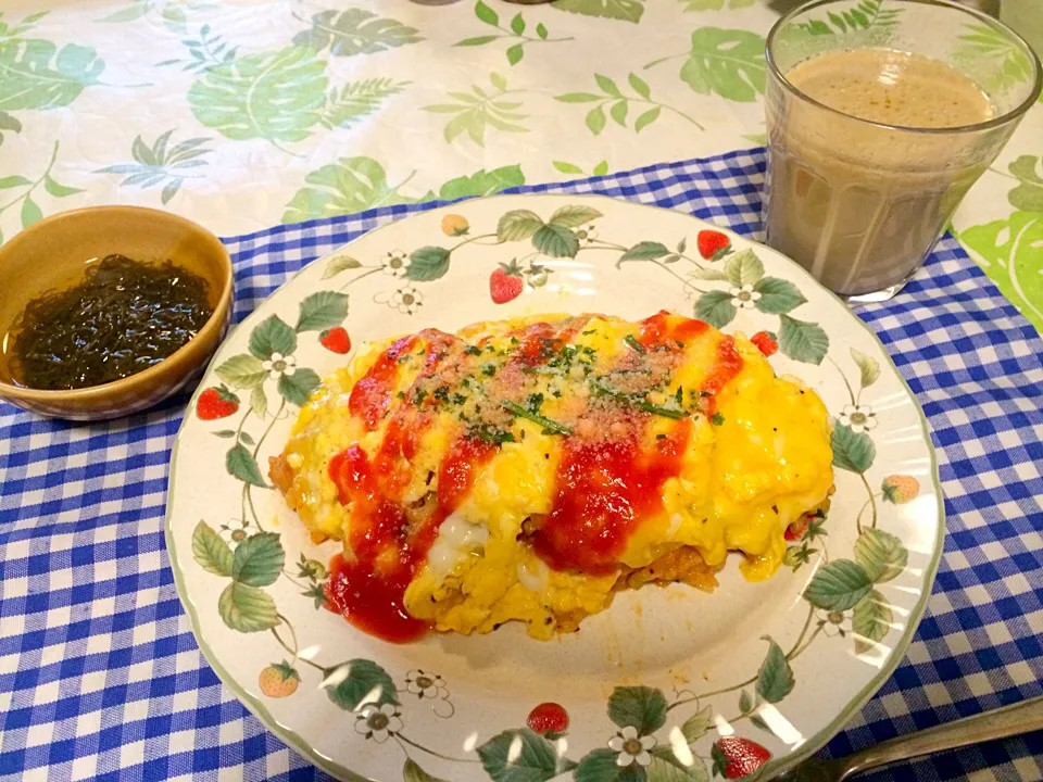 Snapdishの料理写真:ランチ

ふわとろチーズイン✨オムライス🍳
もずく

オムライスは余った材料たくさんで栄養満点😍🌟|♥️さん