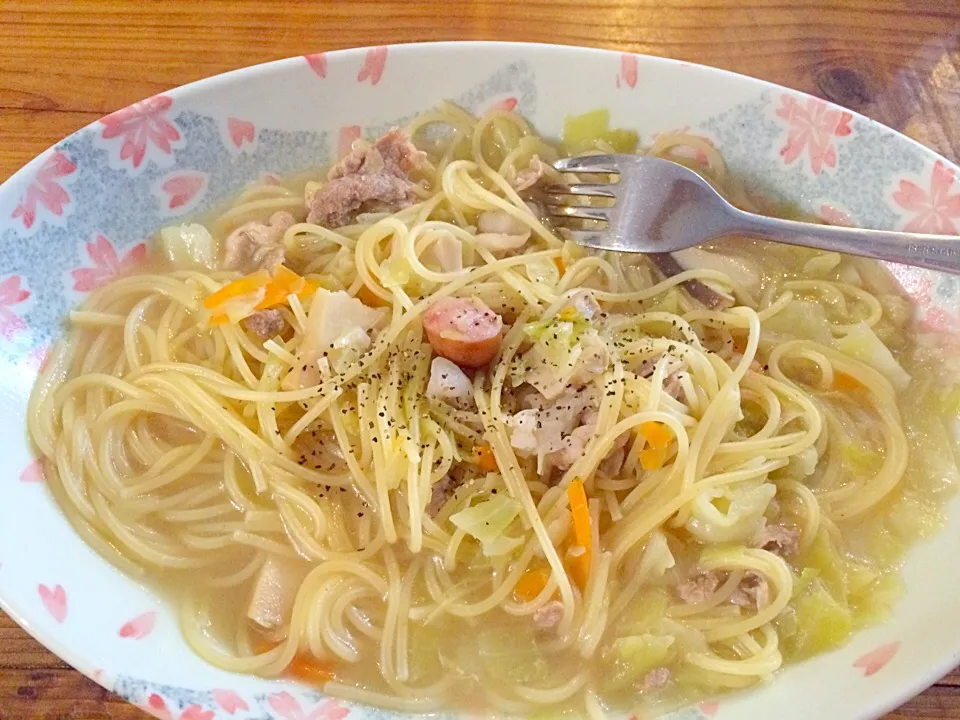 宅内まかないスープパスタは、豚、エリンギ、タマネギ、半分に折ったパスタなど、何でも食材大集合！|mikaさん