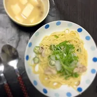 水菜とオクラのおろしパスタ
なめこと豆腐のお味噌汁|こさん