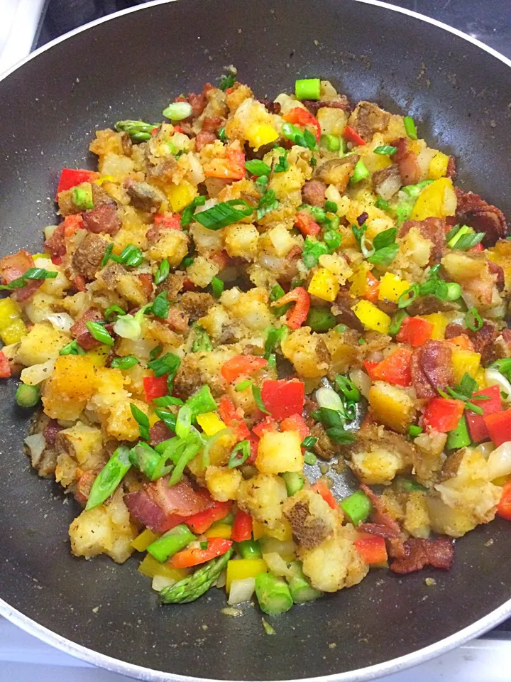 Snapdishの料理写真:Potato Hash w/ Red&Yellow Bell Peppers, Sweet Onion, Asparagus, Bacon, Garlic, & Green Onion|Milka Papricaさん