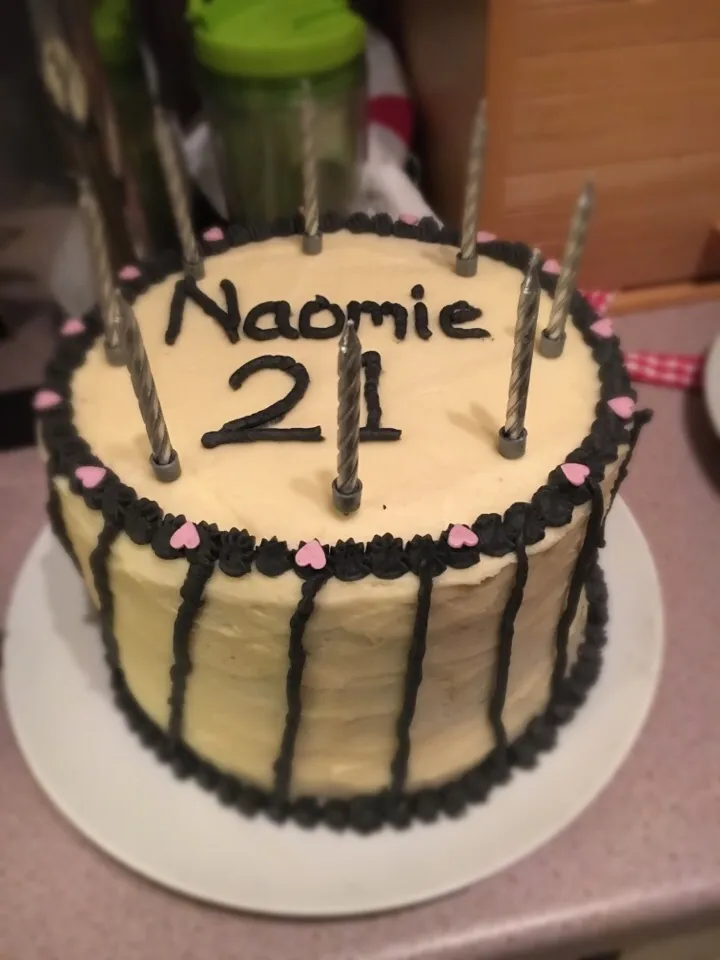 Vanilla Sponge Birthday Cake With Buttercream Icing|Jasmin Palmerさん