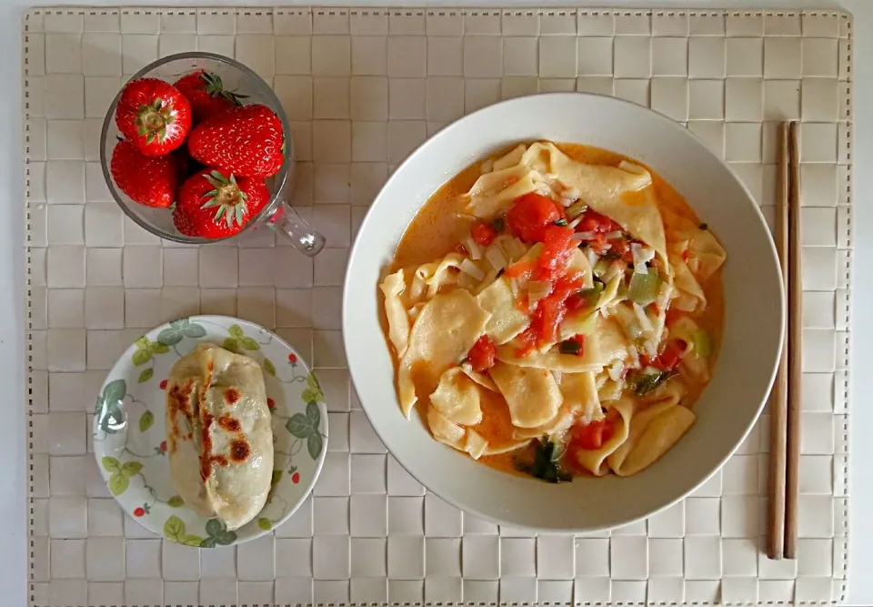 Breakfast: fried buns, handmade noodles, strawberry.|Liciaさん