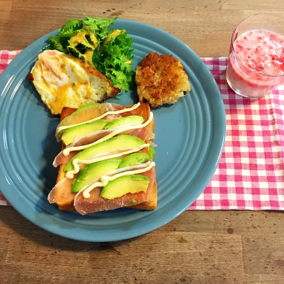 朝ごはん。生ハムとアボカド、クリームチーズのオープンサンドとハッシュドれんこん、フライドエッグとわさび菜。いちごヨーグルト。|yukko7740さん