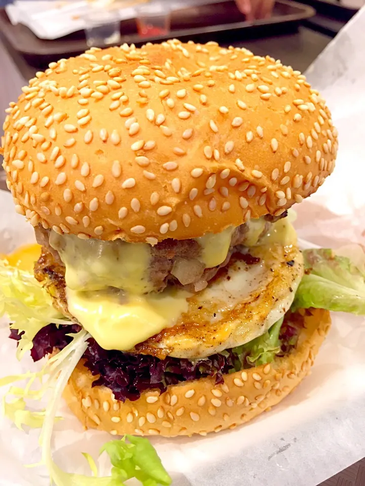 150g handmade beef, cheese & egg burger|Sky Blueさん