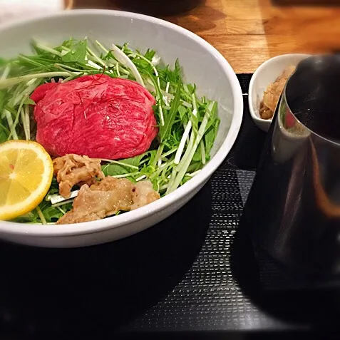 松坂牛麺❤️(和風ラーメン)
薄切りのお肉に熱々の鰹ベース出汁をかけていただきます♫(*≧艸≦)|みちさん