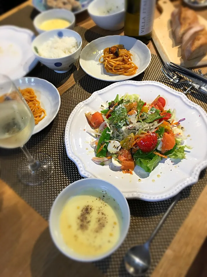 🍷🍴スモークサーモンとモッツアレラチーズ、トマトなどのサラダ 🇫🇷ゴントランのトラディショナルバゲット白ワイン|ピロさん