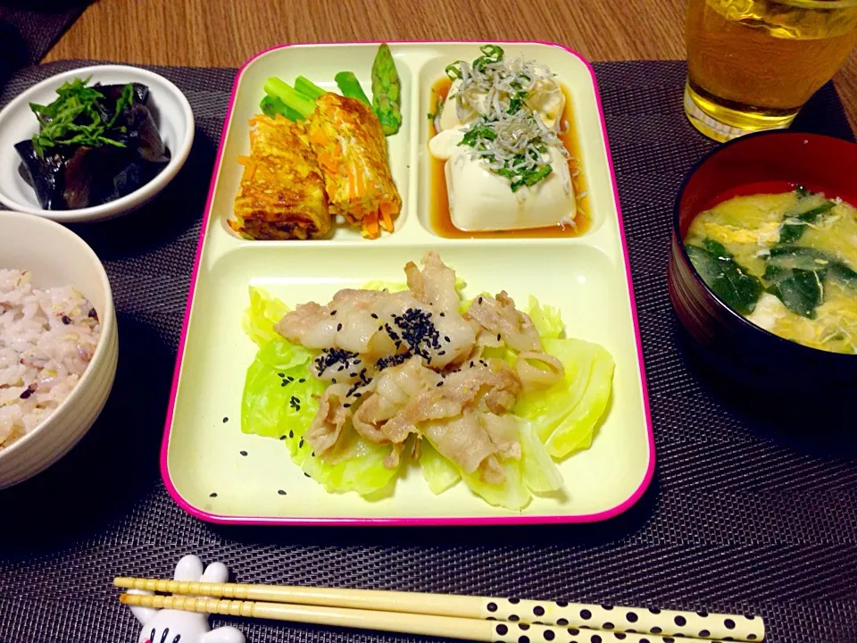 豚肉💕めんつゆ焼き、冷奴、にんじん卵焼き、ほうれん草の味噌汁、ナスの煮浸し|つもつも♥️さん