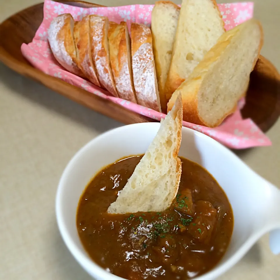 野菜たっぷりチキンカレーとフランスパン|hamamaさん