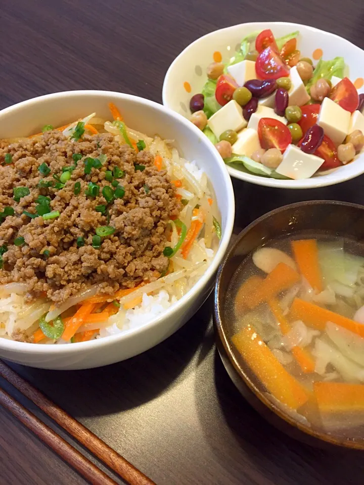 ピリ辛そぼろ丼の晩ご飯|mikaさん