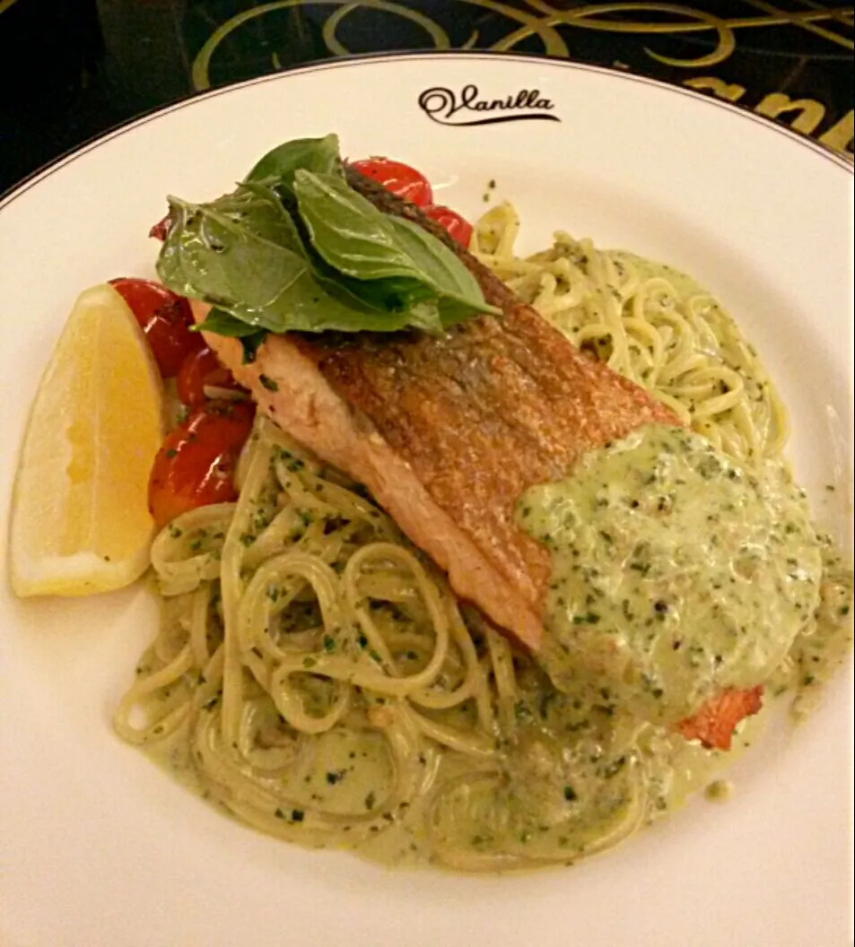 Linguine Cream Pesto with Grilled Salmon|Jeab Lertさん