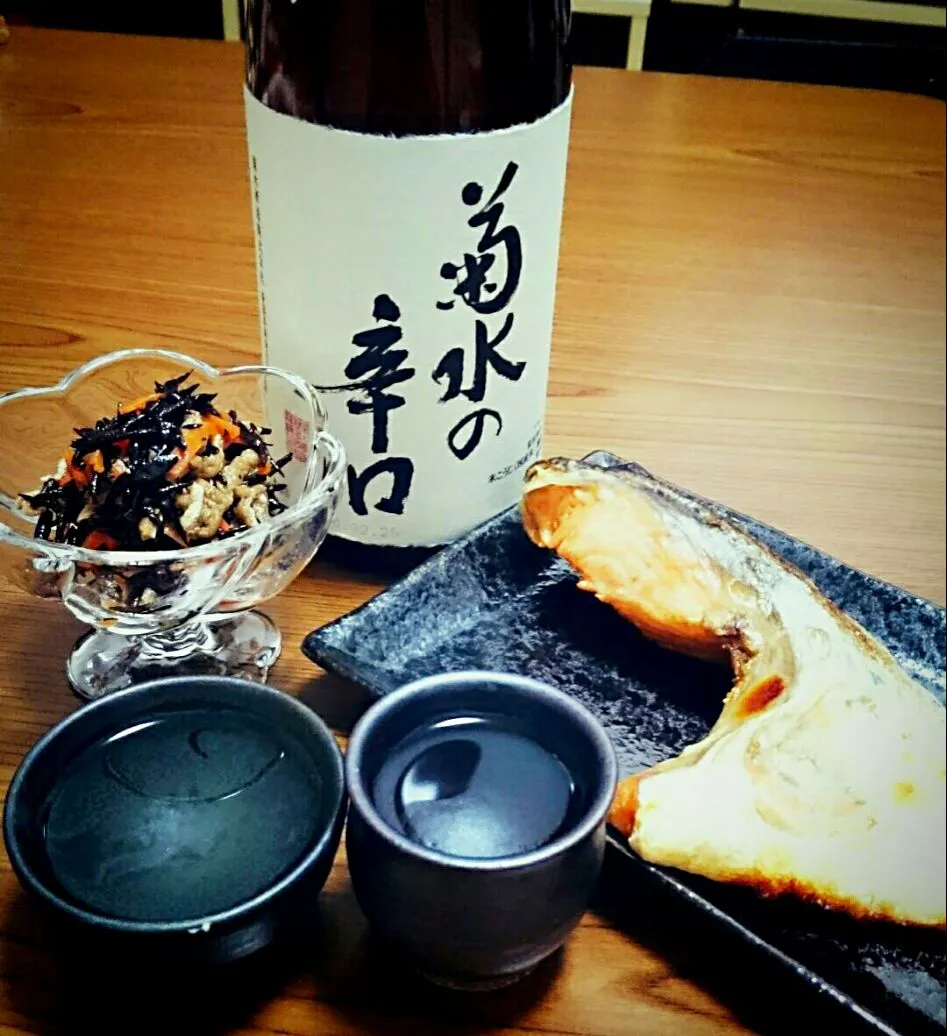 Snapdishの料理写真:菊水の辛口🍶🍶と、鮭のかまと作り置きのひじき煮♡♡🐟🐟|Yukiさん