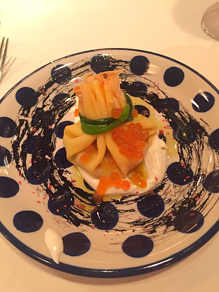 salmon crepe with salmon roe and a hint of dill|KellyCoさん