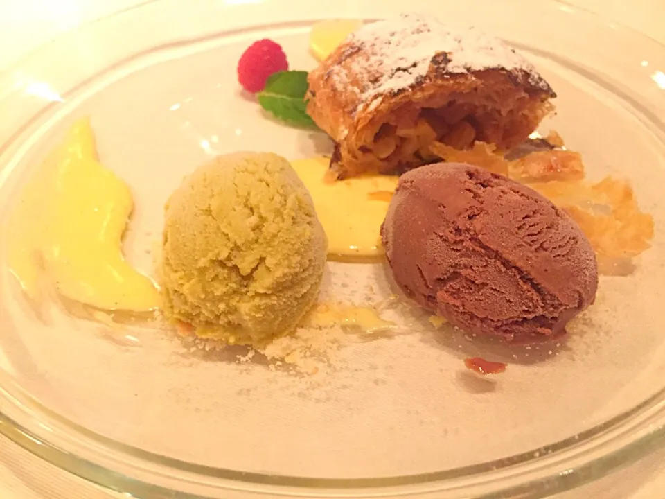 Apple strudel with pistachio and chocolate ice creams|KellyCoさん