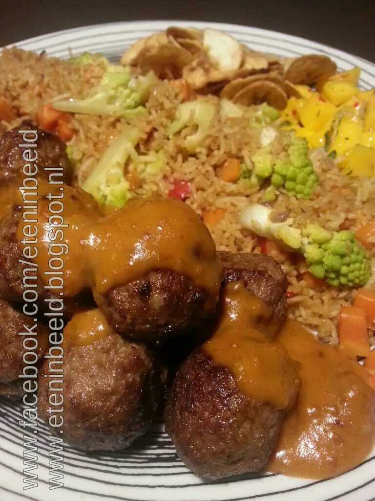 Snapdishの料理写真:Nasi with spicy meatballs and sateh sauce|Frank&Jolanda - Eteninbeeldさん