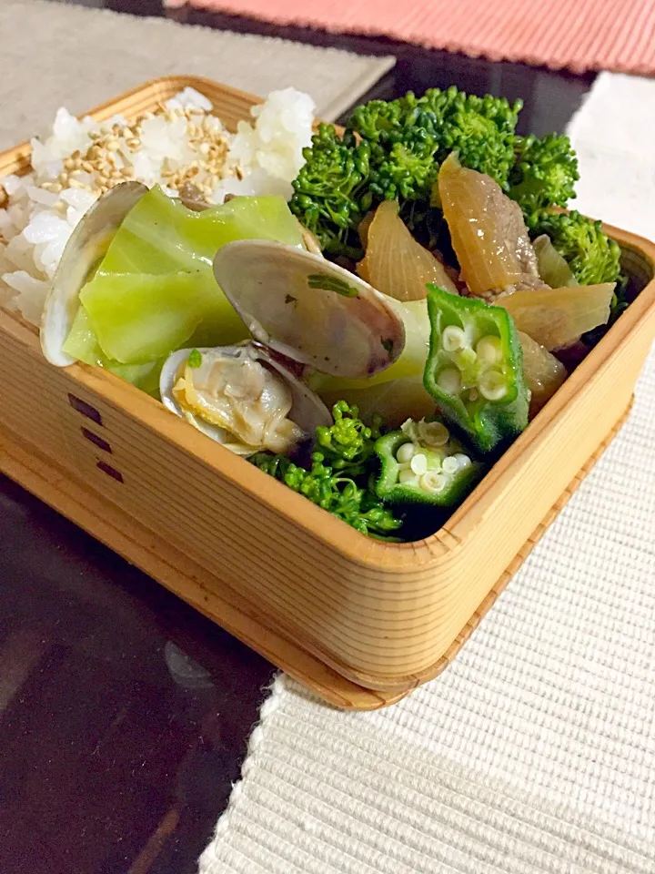 新緑、、、みたいな緑の野菜いっぱいお弁当。牛コマですき焼き風おかず。パセリ、キャベツ、アサリのガーリック蒸し。|Kumi_loveさん