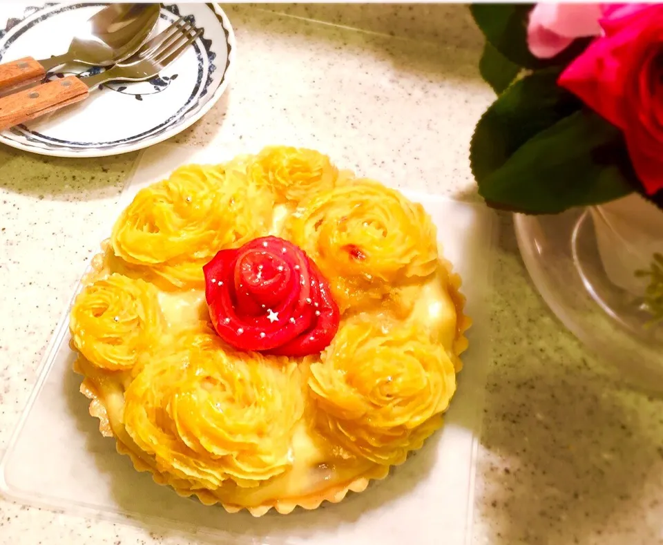 薔薇の咲く🌹スイートポテト&アップルのカスタードタルト|ゆうまま🍰さん