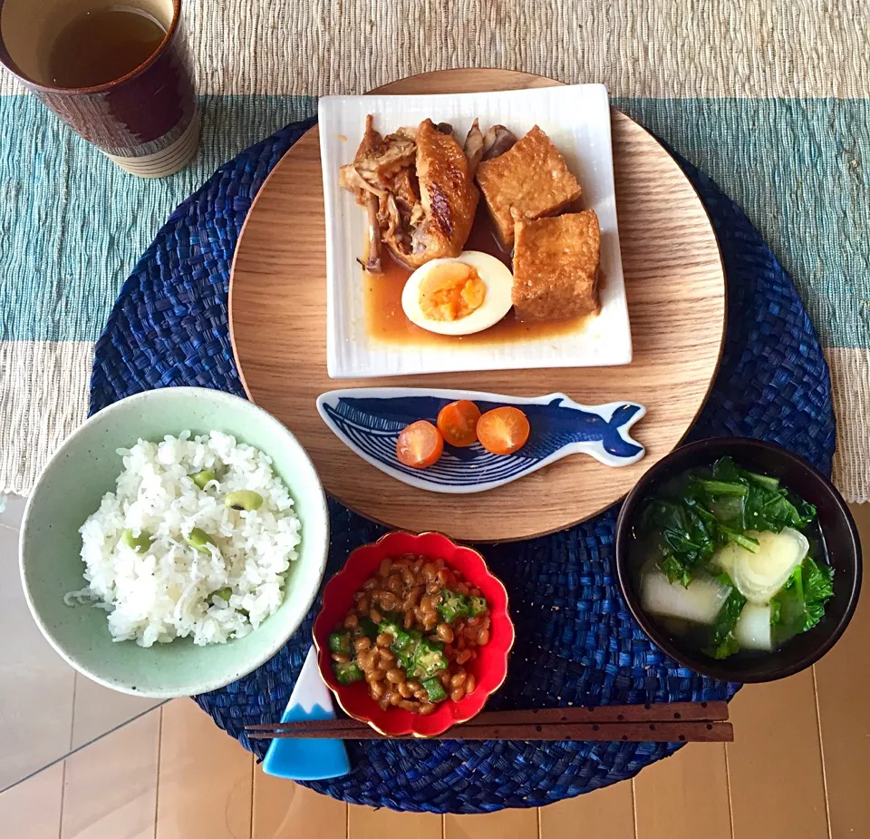 3/19 朝ごはん 🐤手羽先と厚揚げの煮物 🍚枝豆しらすごはん 🍄おくら納豆 🍲かき菜と深谷ねぎの味噌汁|mapleさん