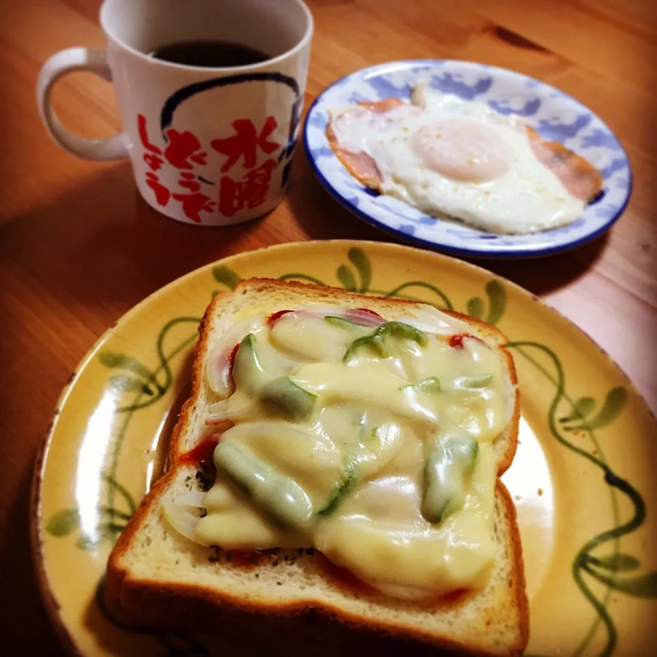 ブレックファースト☀✨ピザトースト🍕と目玉焼き🍳|NOMU'S キッチン🍳さん