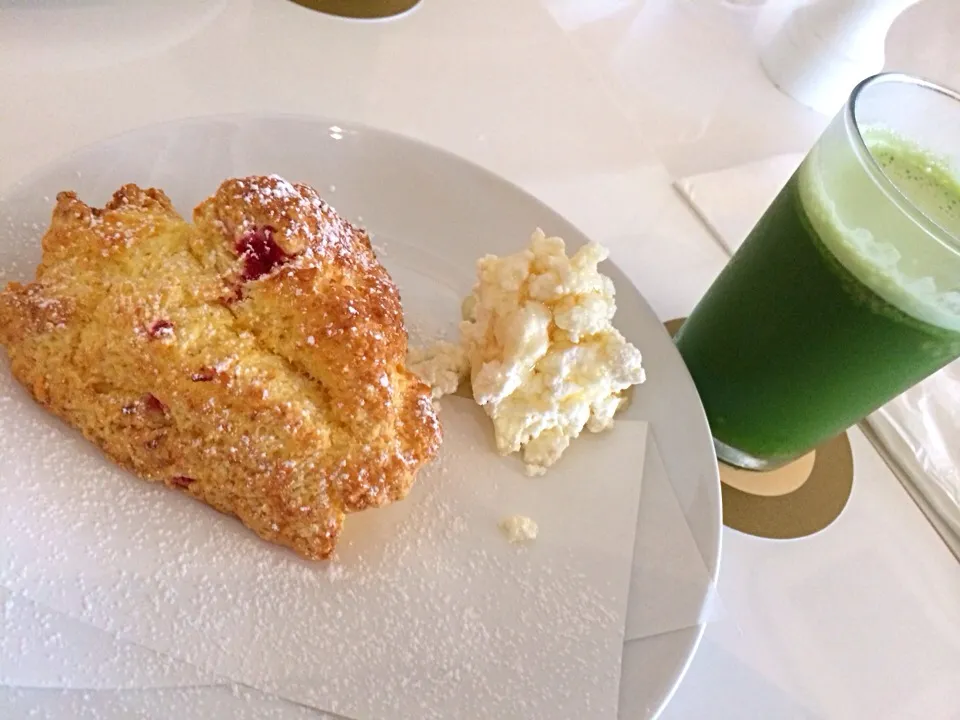 good morning :)
Breakfast scones & cold-pressed juice|Erikoさん