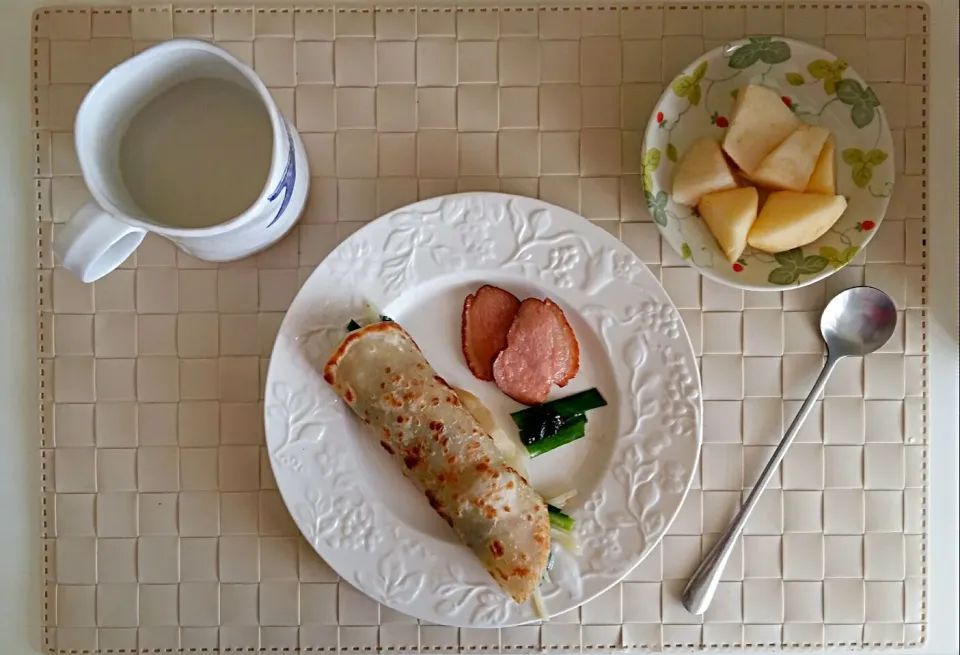 Breakfast: roast duck and vegetable roll, apple and pear, soy milk|Liciaさん