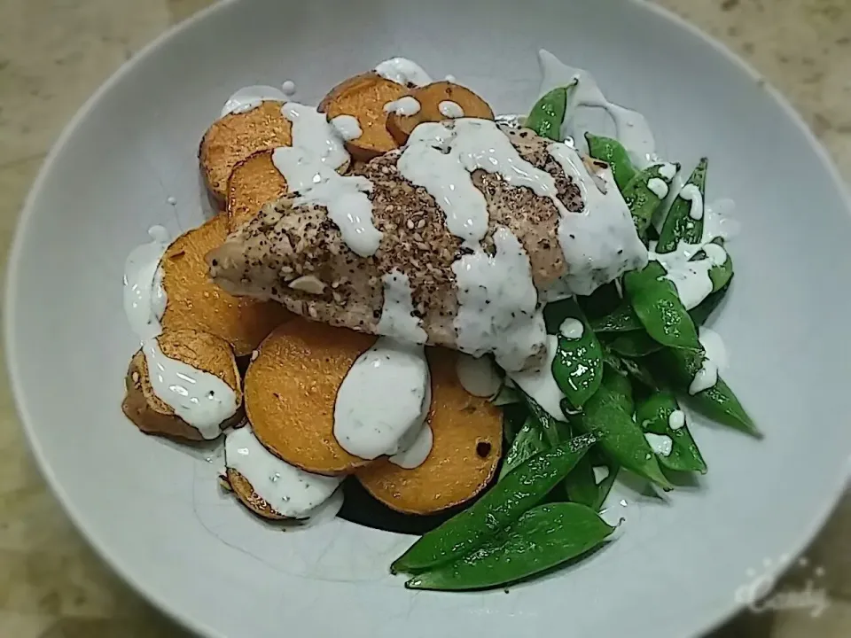 #HelloFresh Dukkah-Roasted Chicken with Sweet Potatoes, Snap Peas, and Citrus Sour Cream|Courtney Alizabet Riess Handelさん