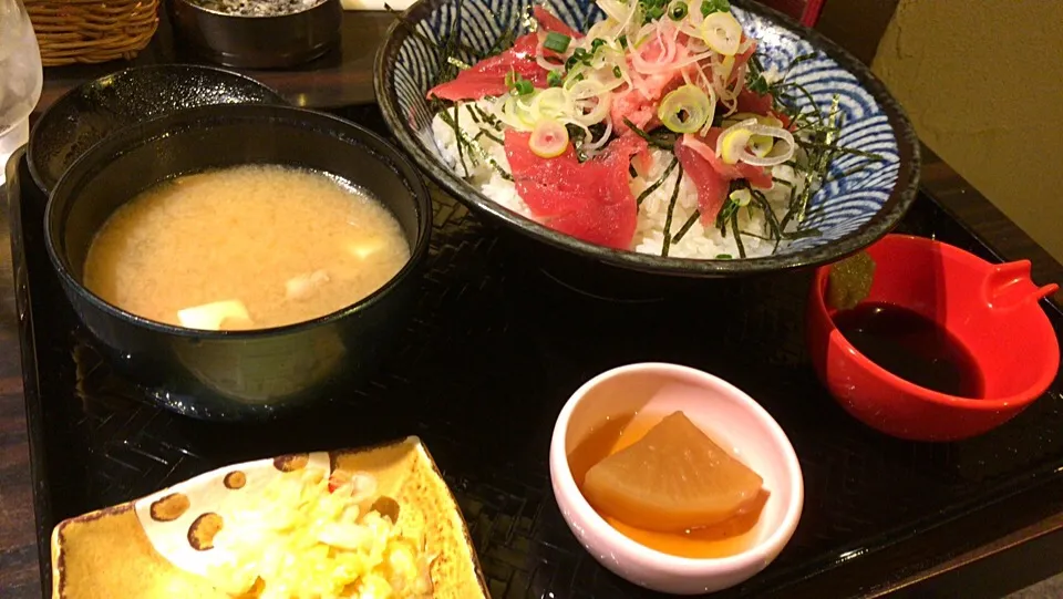 Snapdishの料理写真:ネギトロまぐろ丼御膳を頂きました。|momongatomoさん