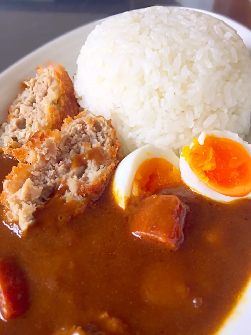 カレーを作ってみたよ〜！メンチカツとゆで卵を乗せて。|Tomyさん