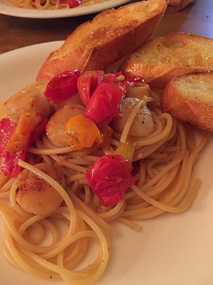 Fresh scallops with honey garlic roasted cherry tomatoes on pasta|Chris Shannonさん