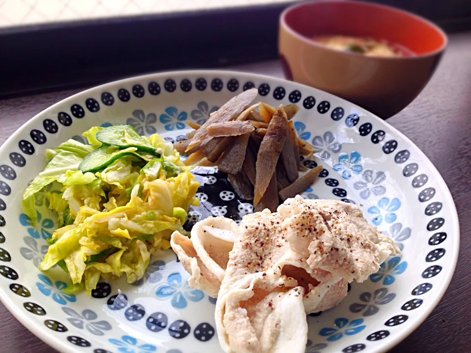 新生活の朝ごはんプレート  茹で豚、ささがき牛蒡の煮物、浅漬け、卵スープ|砂雪さん