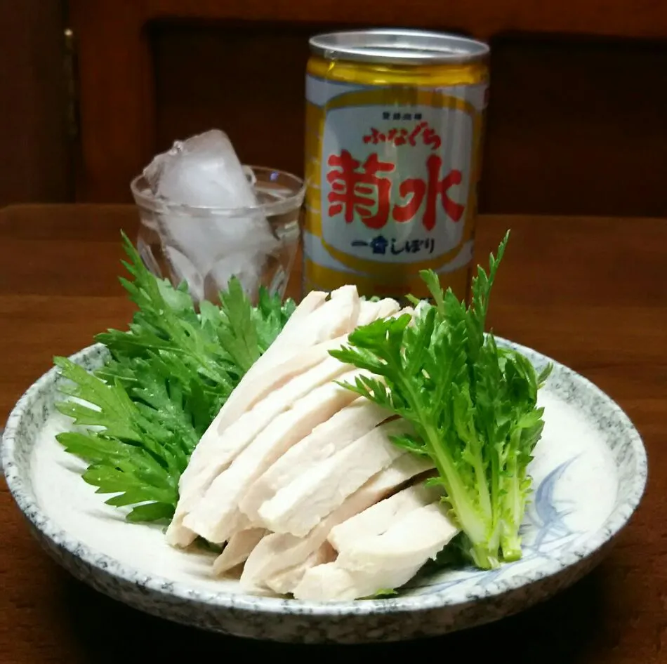 しっとり茹でた鶏むね肉と春菊 あえて塩だけで🍶|あらいぐまのしっぽさん