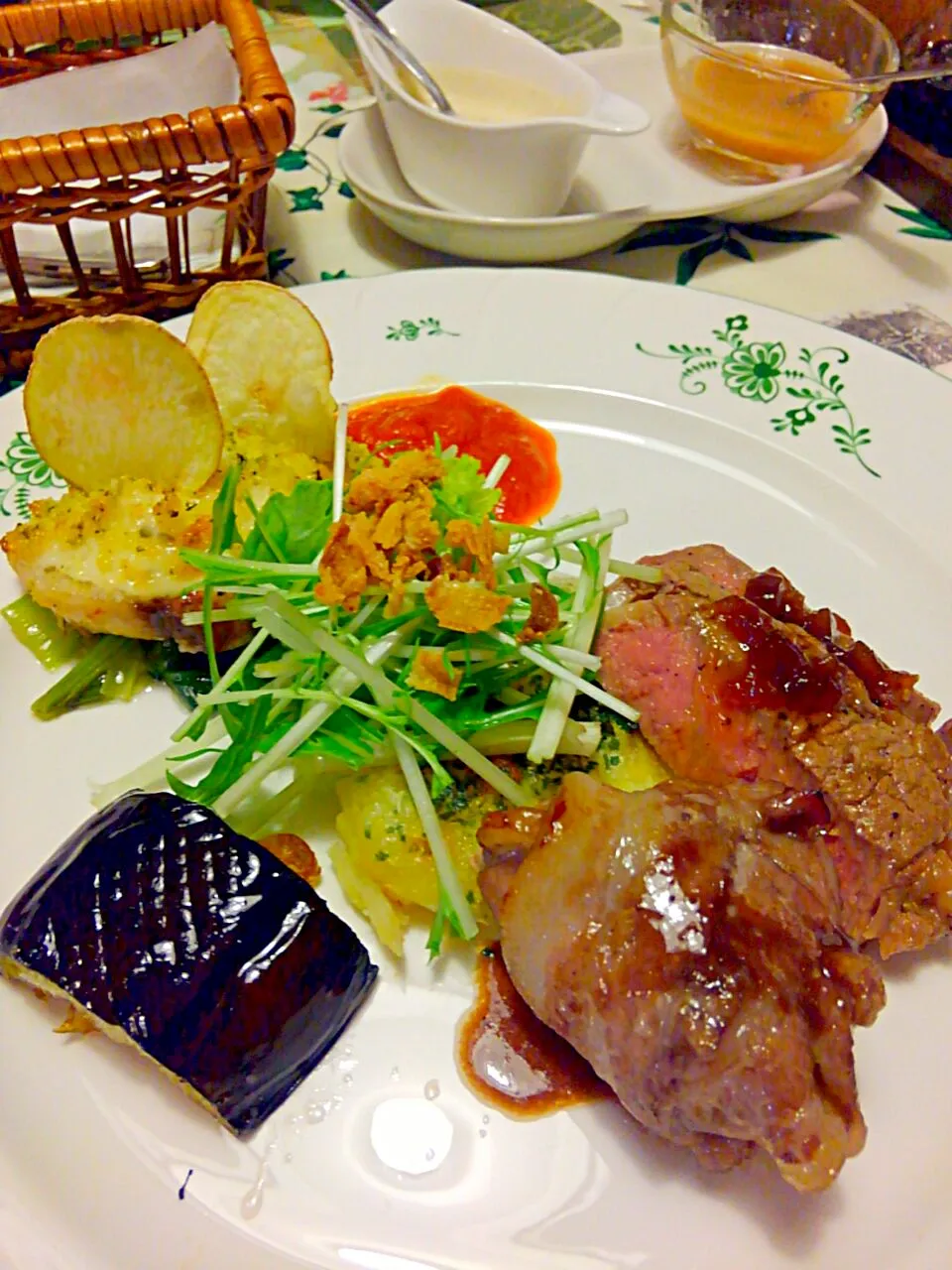 メカジキの香草パン粉タルタル焼きと牛リブロースステーキと大山豚の赤ワインマリネ焼きチーズ入り|うたかた。さん