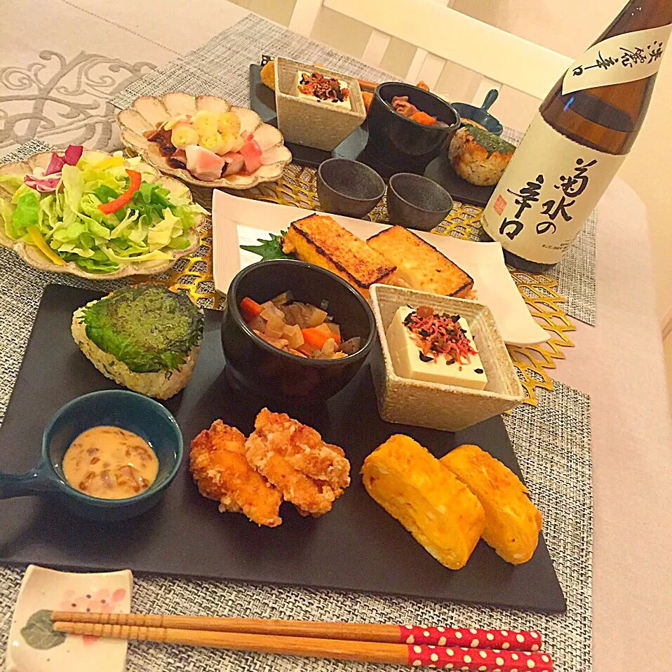 今日の夕飯♡
菊水の辛口とともに〜！
△
・もつ煮込み
・胸肉の竜田揚げ(もろみ醤油とマヨネーズつけて)
・味噌と大葉とゴマの焼きおにぎり
・タコネギポン酢
・出し巻き卵
・冷奴
・ネギ味噌焼き厚揚げ
・サラダ|まぁちゃんさん