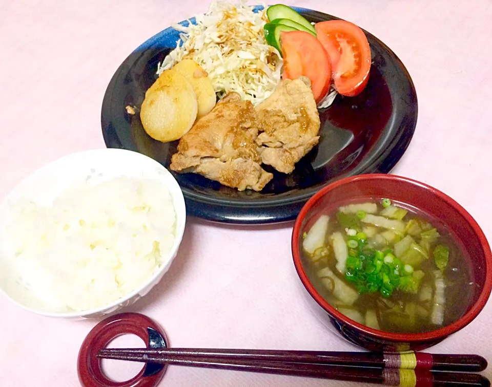 Snapdishの料理写真:生姜焼きリピート❤️調味料は少なくても、しっかり揉み込んであるので、ご飯に合います。塩分0.9gで満足できますよ。血圧が高い方にもオススメ。もずくのスープも付けました。|ナタママさん