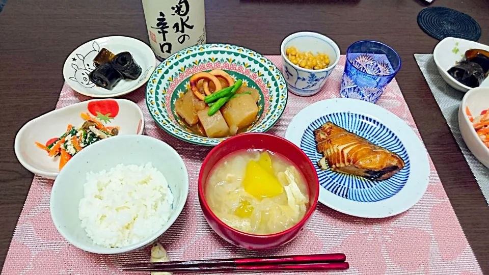 イカと大根の煮物、銀だらの醤油みりん漬け、ほうれん草の白和え、さつまいもと新たまねぎのお味噌汁、昆布巻き|みんさん