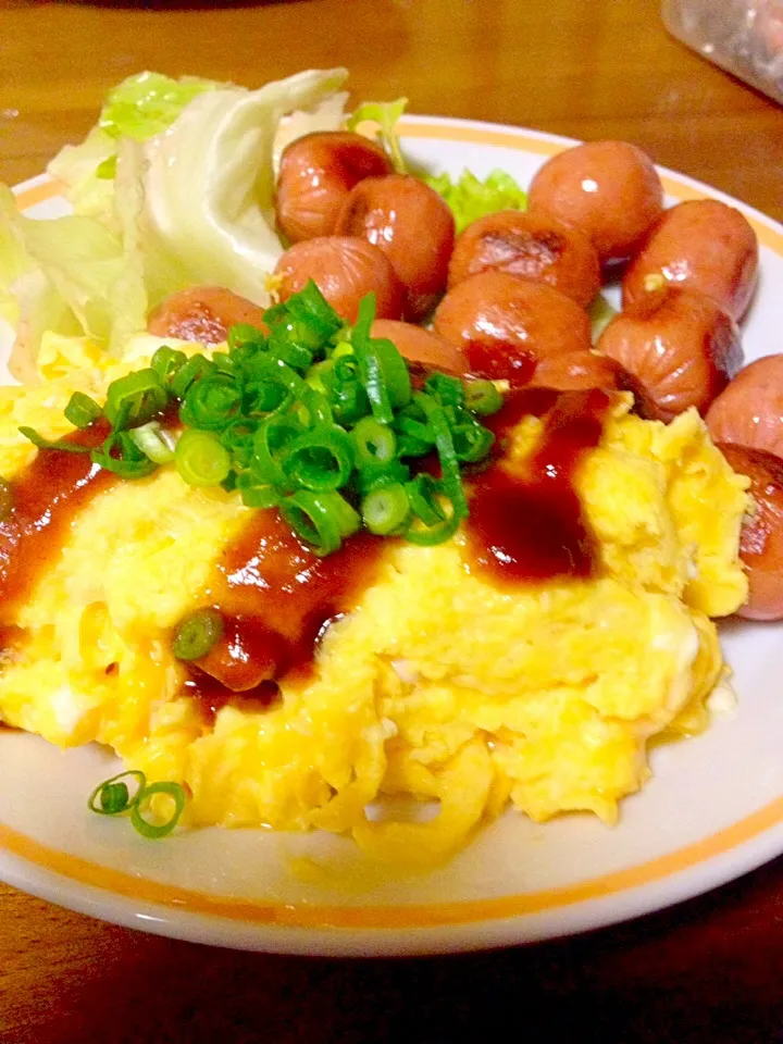 朝ごはん❤️ プレーンオムレツ＆チビコロウインナー😋カープソースでね😉|まいりさん