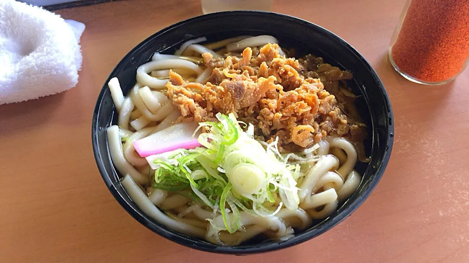 小倉駅7番ホーム、かしわうどん370円。|関孝敏さん