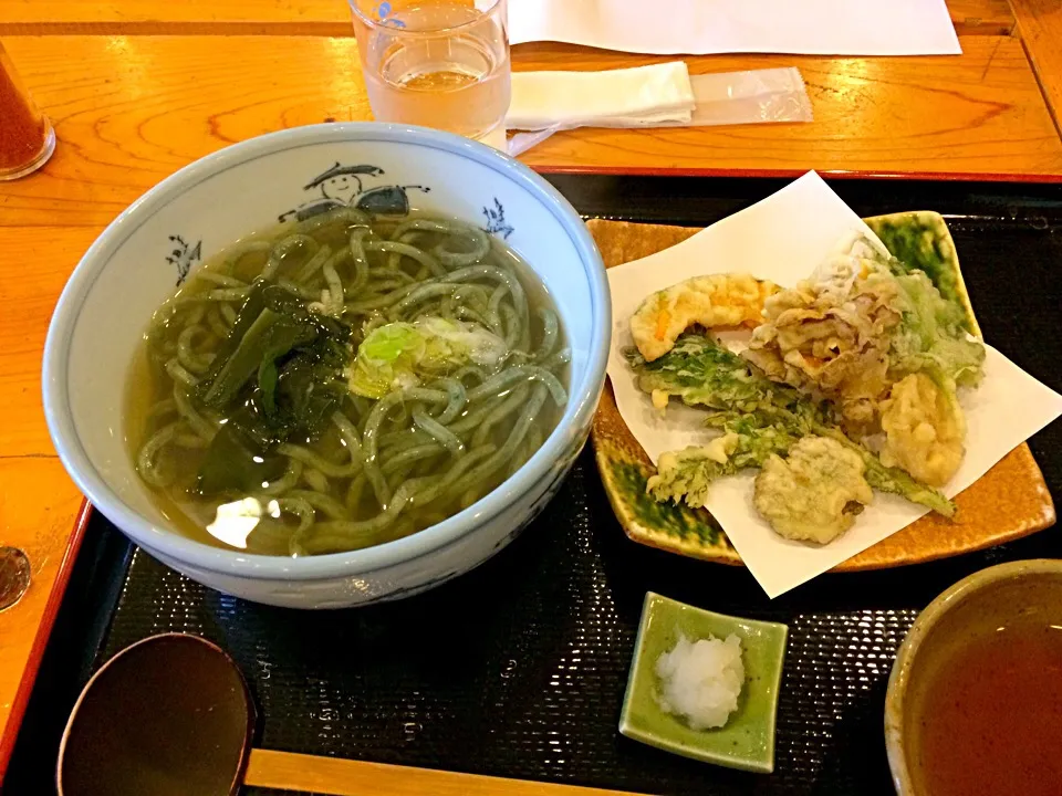 Snapdishの料理写真:ヨモギうどんと、山菜の天ぷら。|mikaさん