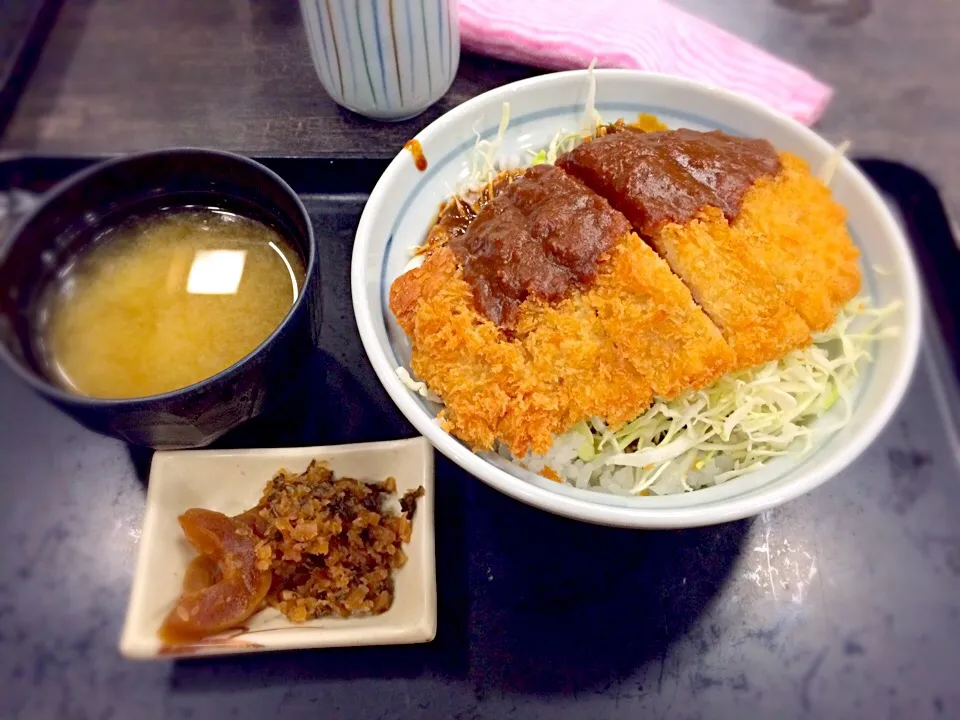 味噌カツ丼。千切りキャベツと味噌だれ仕立ては、関西ではあまり見ません。|mikaさん