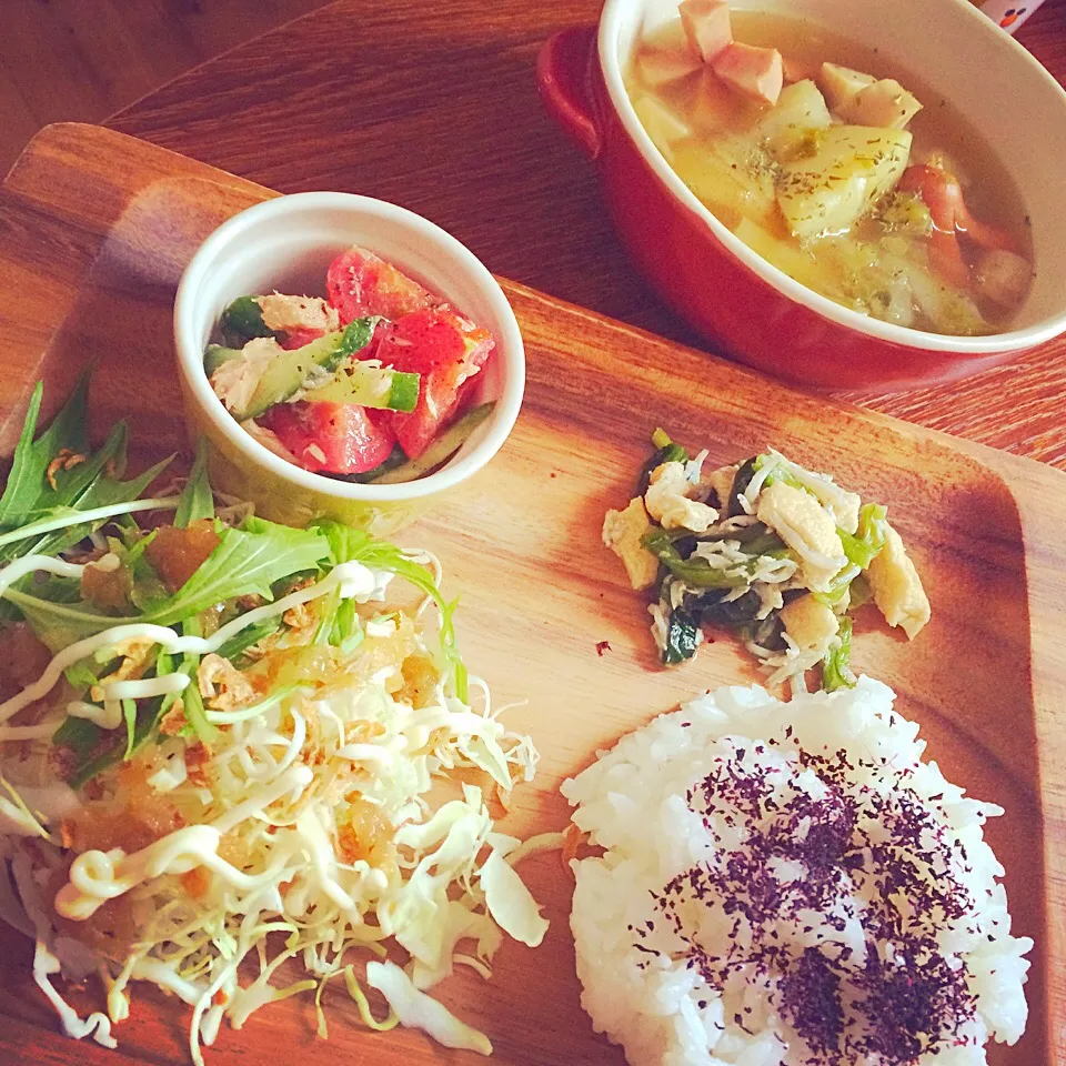 🍴朝ごはん🍴 ゆかりごはん 水菜とキャベツのサラダ 野菜ゴロ②ポトフ トマトきゅうりツナの酢漬け 油揚げと小松菜としらすの和え物|Ulich1⭐️さん