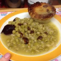 Quorn pie and peas with beetroot and brown sauce|Alan (Fred) Pipesさん