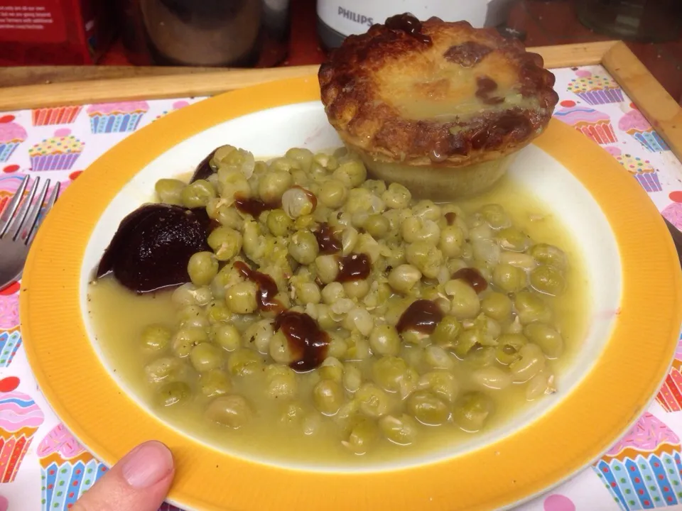 Quorn pie and peas with beetroot and brown sauce|Alan (Fred) Pipesさん