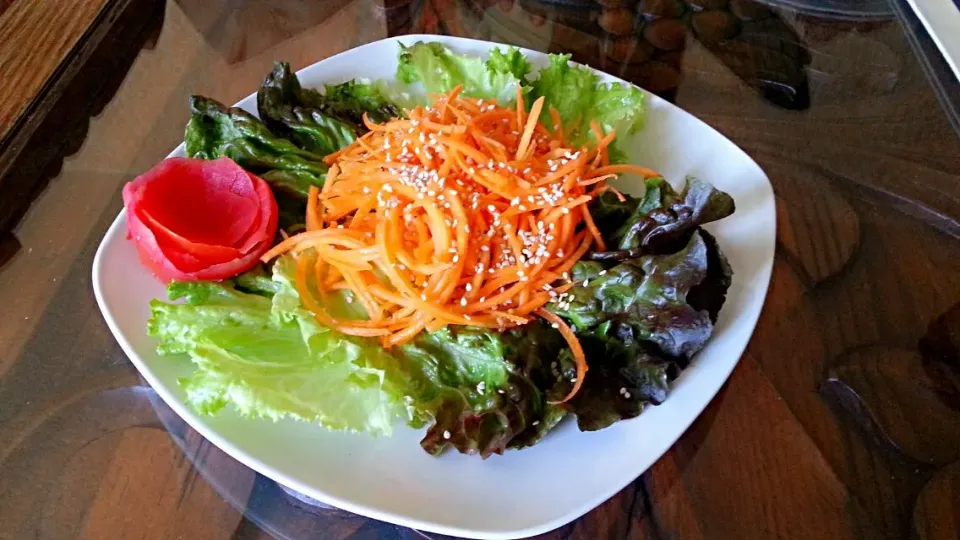 Ensalada de lechuga orejona, jitomate, zanahoria y ajonjolí con aderezo de naranja.|Alejandra Romanさん