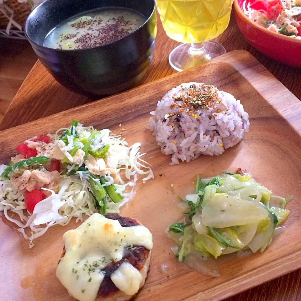 十八穀米
鶏ひき肉ミニバーグ
水菜とキャベツの塩あんかけ
野菜
ゆかり風味お味噌汁|Ulich1⭐️さん