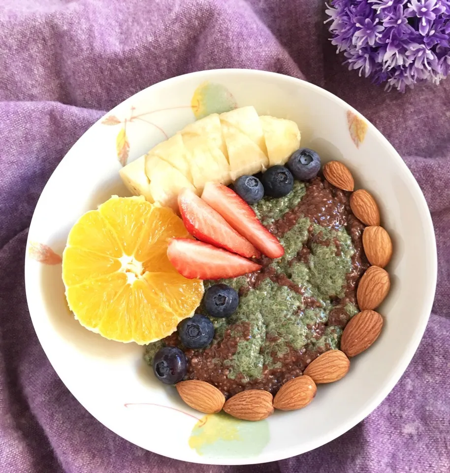 Bi-colored(matcha & dark chocolate) chia pudding with fresh fruits and almonds|coxiella24さん