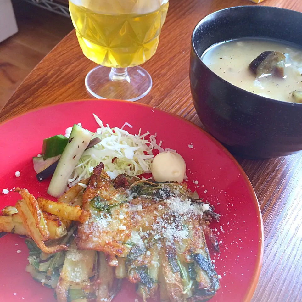 Snapdishの料理写真:🍴きゅうりとナスのゆかり漬け
🍴水菜とじゃがいものかき揚げ
🍴冷御飯の野菜スープがけ|Ulich1⭐️さん