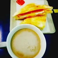 roti panggang isi telur dan daging asap with... a cup of coffe ginseng from cni 😊happy monday all 😙|trisna okthafianiさん