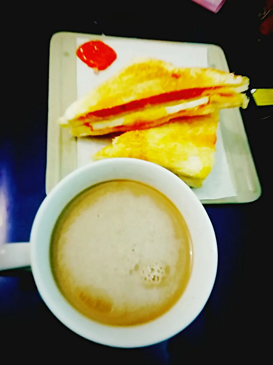 Snapdishの料理写真:roti panggang isi telur dan daging asap with... a cup of coffe ginseng from cni 😊happy monday all 😙|trisna okthafianiさん