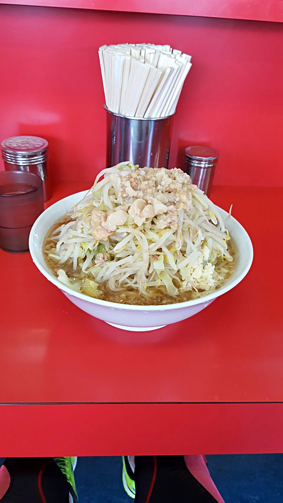 Snapdishの料理写真:今日の昼はラーメン二郎守谷店行ってきました!!
ラーメン大で野菜マシにしたら…⤵︎⤵︎(笑)
何とか完食出来たものの腹尋常じゃないくらいパンパンになっちゃいました😅

明日はその分走らなきゃなー😂
こういう系のラーメンは当分の間遠慮しよう✋(笑)|takuさん