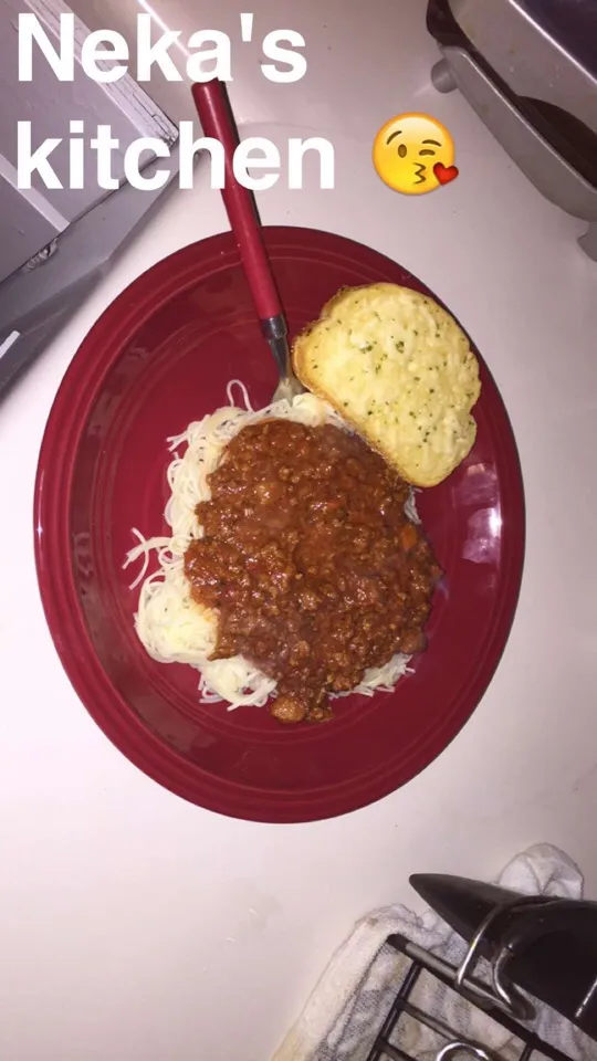 Spaghetti and garlic bread|Neka Beeさん